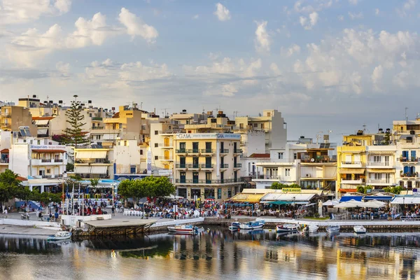 Άγιος Νικόλαος, Κρήτη, Ελλάδα - 08 Ιουνίου 2017: Πόλη του Αγίου Νικολάου στο καλοκαιρινό απόγευμα. Ο Άγιος Νικόλαος είναι μια από τις πιο τουριστικές πόλεις στο νησί της Κρήτης, Ελλάδα — Φωτογραφία Αρχείου