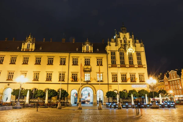 Wroclaw, Polônia, 27 de janeiro de 2016: Vista noturna da Market Square e da Câmara Municipal de Wroclaw. Wroclaw é a maior cidade do oeste da Polônia e capital histórica da Silésia — Fotografia de Stock