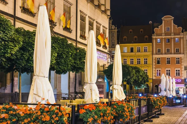 Wroclaw, Polen, 27 januari 2016: Nacht zicht op het marktplein en stadhuis in Wroclaw. Wroclaw is de grootste stad in het westen van Polen en historische hoofdstad van Silezië — Stockfoto