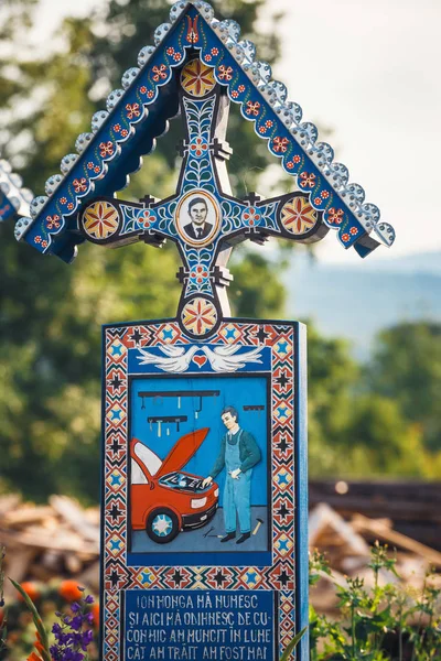 SAPANTA, RUMANIA - 04 JULIO 2015- Cruces de madera pintadas en el famoso cementerio de Merry en Maramures, único en Rumanía y en el mundo — Foto de Stock