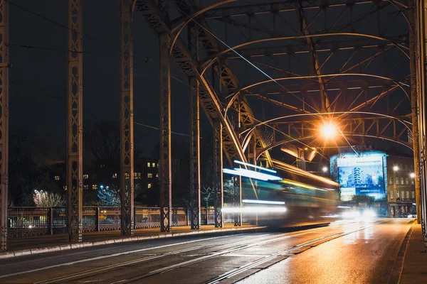 Cracovia, Polonia, 12 de noviembre de 2017: Sendero ligero del tranvía abstracto en el puente Pilsudzki en Cracovia, Polonia —  Fotos de Stock