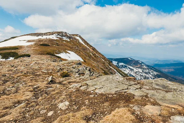 Escursionisti non identificati viaggiano nella montagna di Babia Gora con uno zaino in spalla — Foto Stock