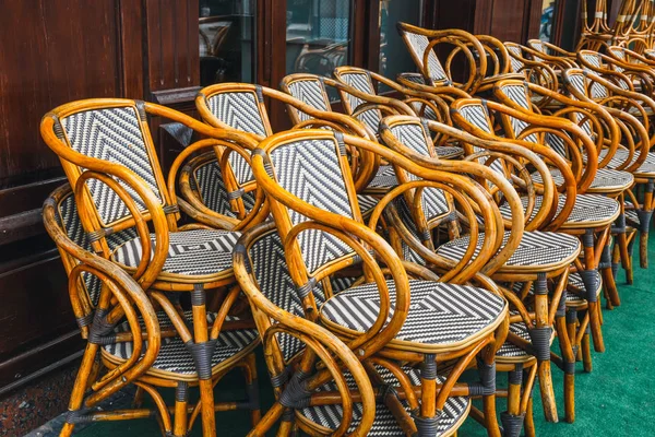 Viele leere Holzstühle vor dem Restaurant — Stockfoto