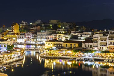 Agios Nikolaos, Girit, Yunanistan - 08 Haziran 2017: Agios Nikolaos kasaba yaz geceleri. Agios Nikolaos adada Crete, Yunanistan en turistik kentlerinden biridir
