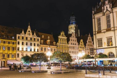 Wroclaw, Polonya, 27 Ocak 2016: Gece görünümü Wroclaw Belediye Binası ve Pazar Meydanı. Wroclaw batı Polonya ve tarihsel Silezya başkenti en büyük kenti olduğunu