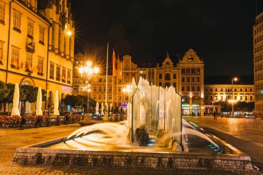 Wroclaw, Polonya, 27 Ocak 2016: Gece görünümü Wroclaw Belediye Binası ve Pazar Meydanı. Wroclaw batı Polonya ve tarihsel Silezya başkenti en büyük kenti olduğunu