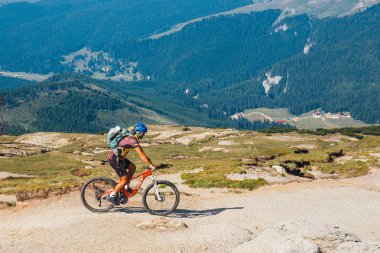 Bucegi Dağları, Romanya 09 Temmuz 2015: Tanımlanamayan motorcu Bucegi Dağları Romanya'da tepeye tırmanıyor.