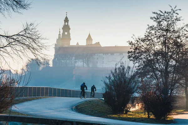 Alba sullo storico castello reale di Wawel a Cracovia, Polonia — Foto Stock