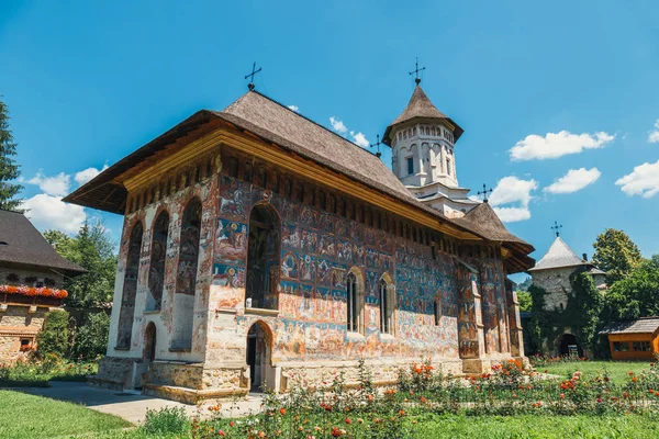 Het klooster van de Sucevita is een Roemeens-Orthodox klooster gelegen in de gemeente Sucevitai, Roemenië — Stockfoto