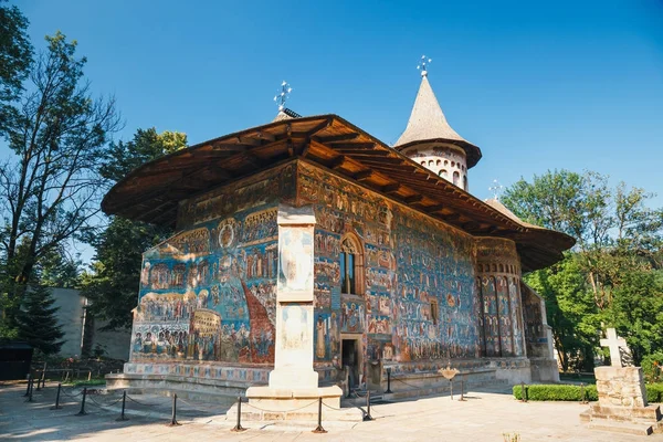 Voronet 寺是罗马尼亚著名的彩绘寺院 — 图库照片