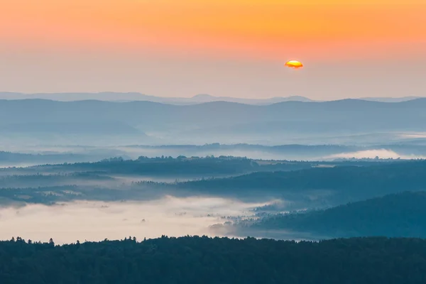 在 bieszczady 山，波兰，欧洲的雾景观 — Φωτογραφία Αρχείου