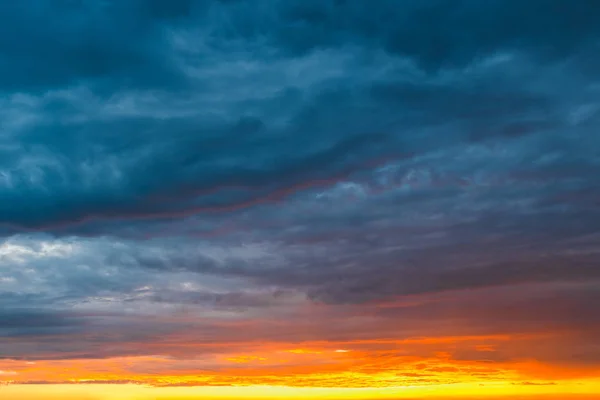 Dramatische levendige kleurrijke wolken tijdens zonsondergang — Stockfoto