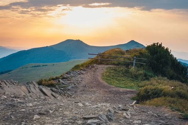 Estate paesaggio montano all'alba con erba e cielo blu — Foto Stock