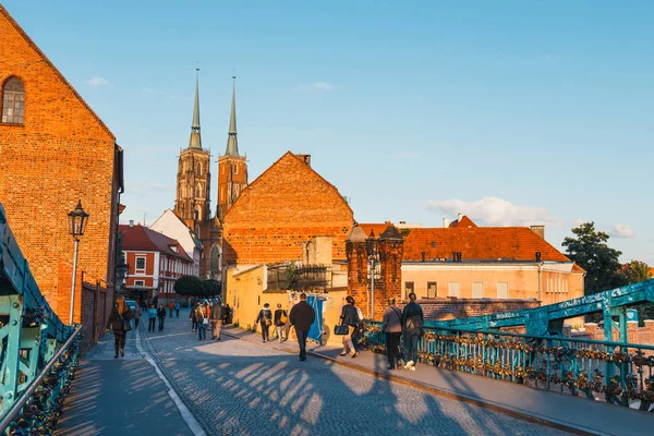 Βρότσλαβ, Πολωνία, 24.06.2015: Αγνώστων τουρίστες που επισκέπτονται τον καθεδρικό ναό του Αγίου Ιωάννη στο Βρότσλαβ της Πολωνίας — Φωτογραφία Αρχείου