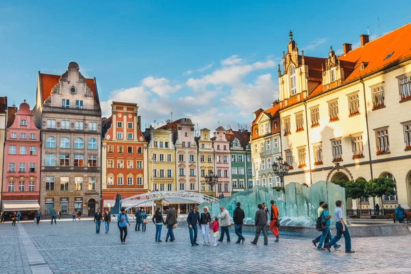 Wroclaw, Poland, 24.06.2015: Unidentified tourists visiting old town in Wroclaw, Poland — Stock Photo, Image