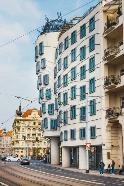 Prague, République tchèque, 01 octobre 2017 : Maison dansante - bâtiment moderne conçu par Vlado Milunic et Frank O. Gehry, Prague — Photo