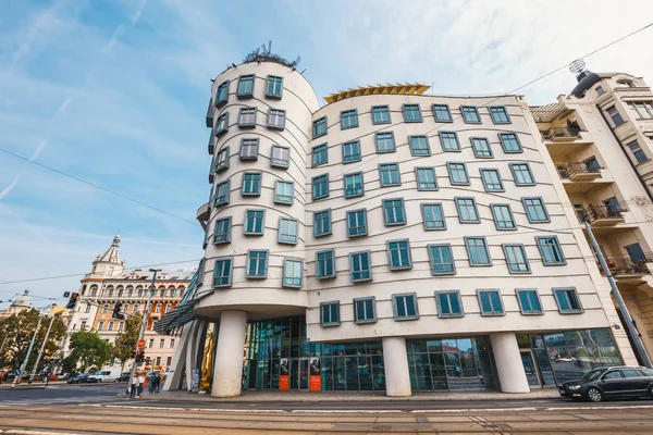 Praga, República Checa, 01 de octubre de 2017: Dancing House - edificio moderno diseñado por Vlado Milunic y Frank O. Gehry, Praga — Foto de Stock