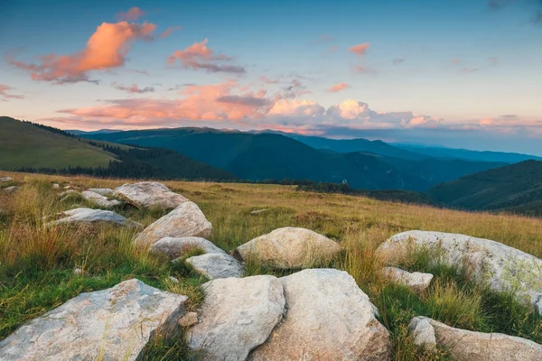 Krásný západ slunce nad horami Parang v Rumunsku — Stock fotografie