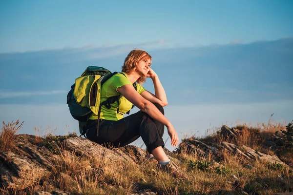 kadın üstüne oturur ve güzel gündoğumu hayran