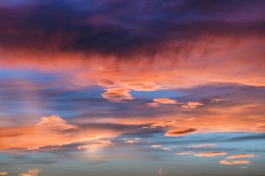 gün batımı sırasında dramatik canlı renkli bulutlar