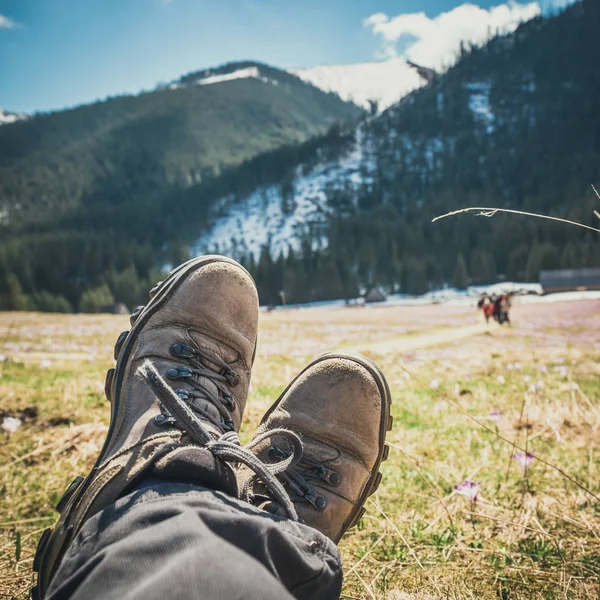 Piernas de viajero, disfrutando de maravillosas vistas impresionantes a la montaña, concepto de libertad —  Fotos de Stock