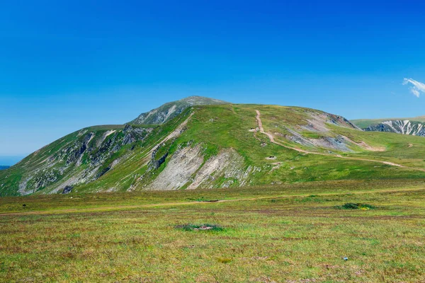 Гарними гірськими пейзажами Паранго гір в Румунії — стокове фото