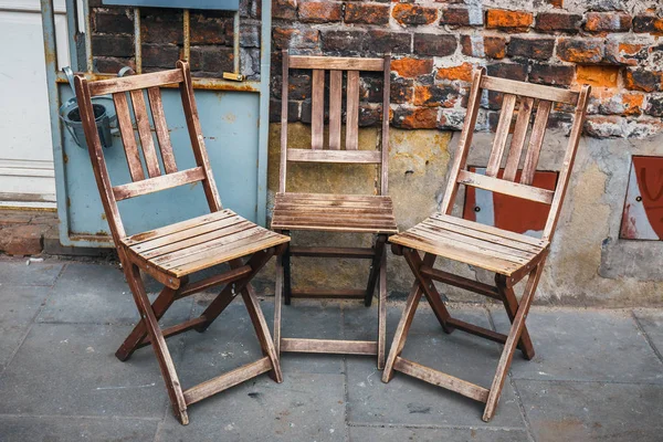 Many empty wooden chairs outside the restaurant — Stock Photo, Image