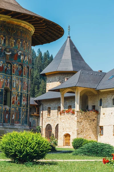 Klostret Suceviţa är en rumänska ortodoxa kloster som ligger i kommunen i Sucevitai, Rumänien — Stockfoto