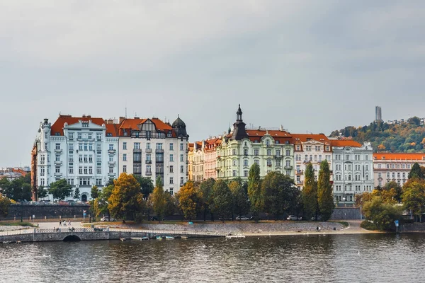 Vue du centre historique de Prague avec belle te historique — Photo