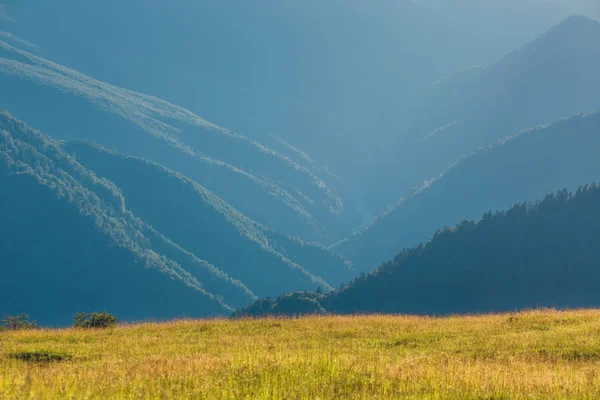 Krásný západ slunce nad horami Parang v Rumunsku — Stock fotografie