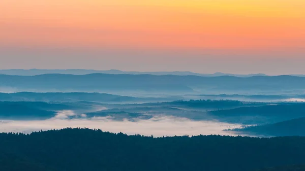 ビェシチャディ山、ポーランド、ヨーロッパでの霧の風景 — ストック写真