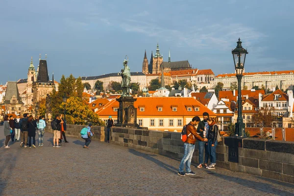 Praga, República Checa, 01 de octubre de 2017: Los turistas visitan el Puente de Carlos durante el amanecer, Praga — Foto de Stock