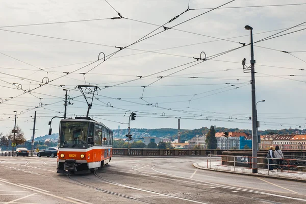 Praga, República Checa, 01 de octubre de 2017: El tranvía rojo pasa por el casco antiguo de Praga. El principal operador de transporte público de Praga es The Capital City of Prague Transport Company, República Checa —  Fotos de Stock