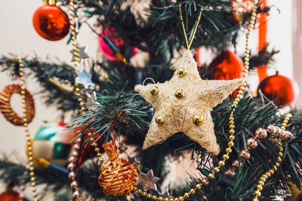 Primer plano de la decoración del árbol de Navidad con boubles de color —  Fotos de Stock