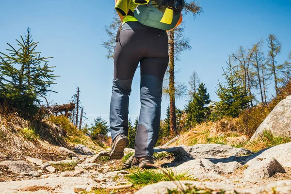 Πεζοπόρος περπάτημα στο μονοπάτι στο βουνό. Κοντινό πλάνο του παπούτσια — Φωτογραφία Αρχείου