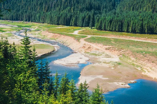 Lac Vidra est situé dans les montagnes Parang, Roumanie — Photo