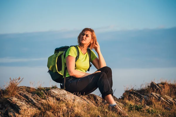 kadın üstüne oturur ve güzel gündoğumu hayran