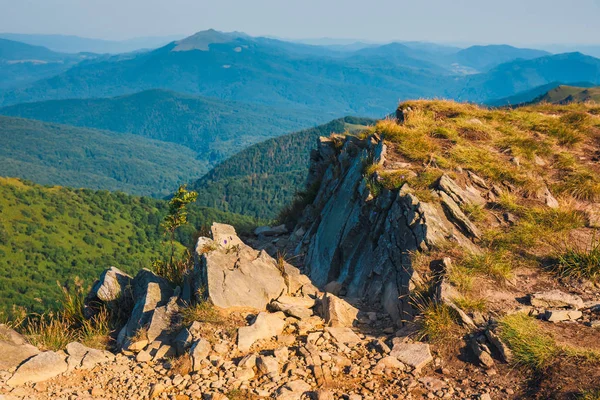 Paysage de montagne d'été au lever du soleil avec herbe et ciel bleu — Photo