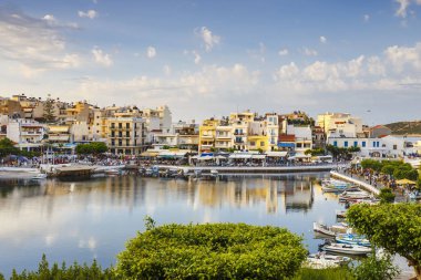 Agios Nikolaos, Girit, Yunanistan - 08 Haziran 2017: Agios Nikolaos town adlı yaz öğleden sonra. Agios Nikolaos adada Crete, Yunanistan en turistik kentlerinden biridir