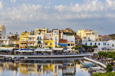 Agios Nikolaos, Girit, Yunanistan - 08 Haziran 2017: Agios Nikolaos town adlı yaz öğleden sonra. Agios Nikolaos adada Crete, Yunanistan en turistik kentlerinden biridir