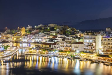 Agios Nikolaos, Girit, Yunanistan - 08 Haziran 2017: Agios Nikolaos kasaba yaz geceleri. Agios Nikolaos adada Crete, Yunanistan en turistik kentlerinden biridir
