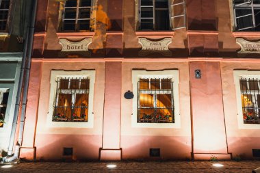 Sighisoara, Romanya - 07 Temmuz 2015: Tarihi kent Sighisoara gece manzarası. Hangi şehirde Vlad Tepes, Drakula doğdu