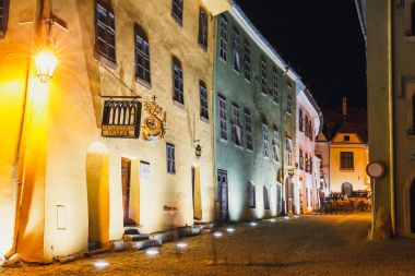 Sighisoara, Romanya - 07 Temmuz 2015: Tarihi kent Sighisoara gece manzarası. Hangi şehirde Vlad Tepes, Drakula doğdu