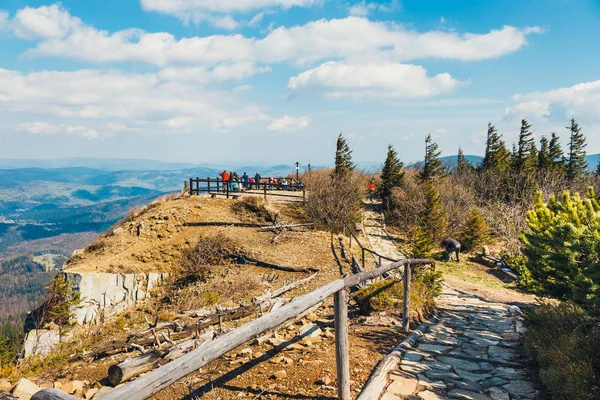 Zawoja, polen - 03. Mai 2015: Wanderer reisen mit Rucksack in den Berg Babia Gora — Stockfoto