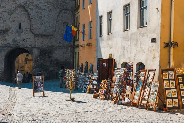 SIGHISOARA, ROMÉNIA - 08 de julho de 2015: passear pela cidade histórica de Sighisoara. Cidade em que nasceu Vlad Tepes, Drácula — Fotografia de Stock