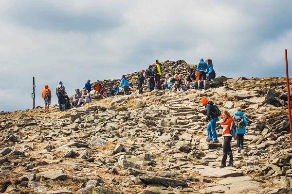 Zawoja, Polônia - 03 de maio de 2015: Caminhantes viajam na Montanha Babia Gora com uma mochila — Fotografia de Stock