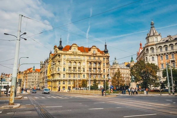 Praga, República Checa, 01 de octubre de 2017: Vista del centro histórico de Praga con hermosos edificios históricos — Foto de Stock