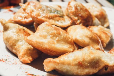 Kızarmış köfte beyaz tabakta yakın çekim