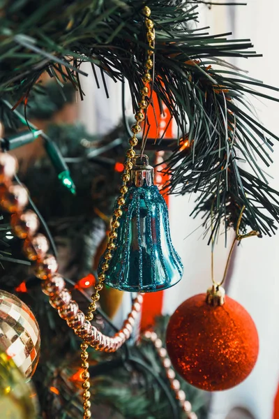Detailní záběr z vánoční strom dekorace s barvou boubles — Stock fotografie