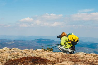 kadını uçurum üzerinde oturur ve bir fotoğraf çeker